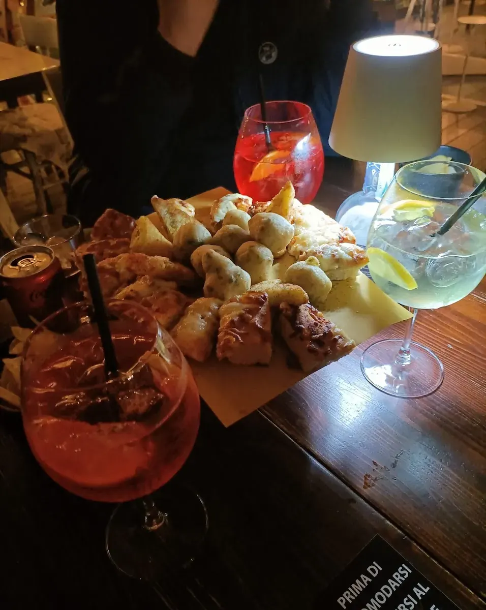 Tagliere dell’aperitivo e drink sul tavolo