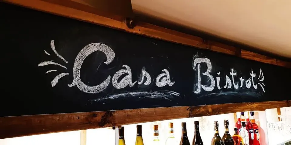 Insegna a gesso di Casa Bistrot con cornice in legno